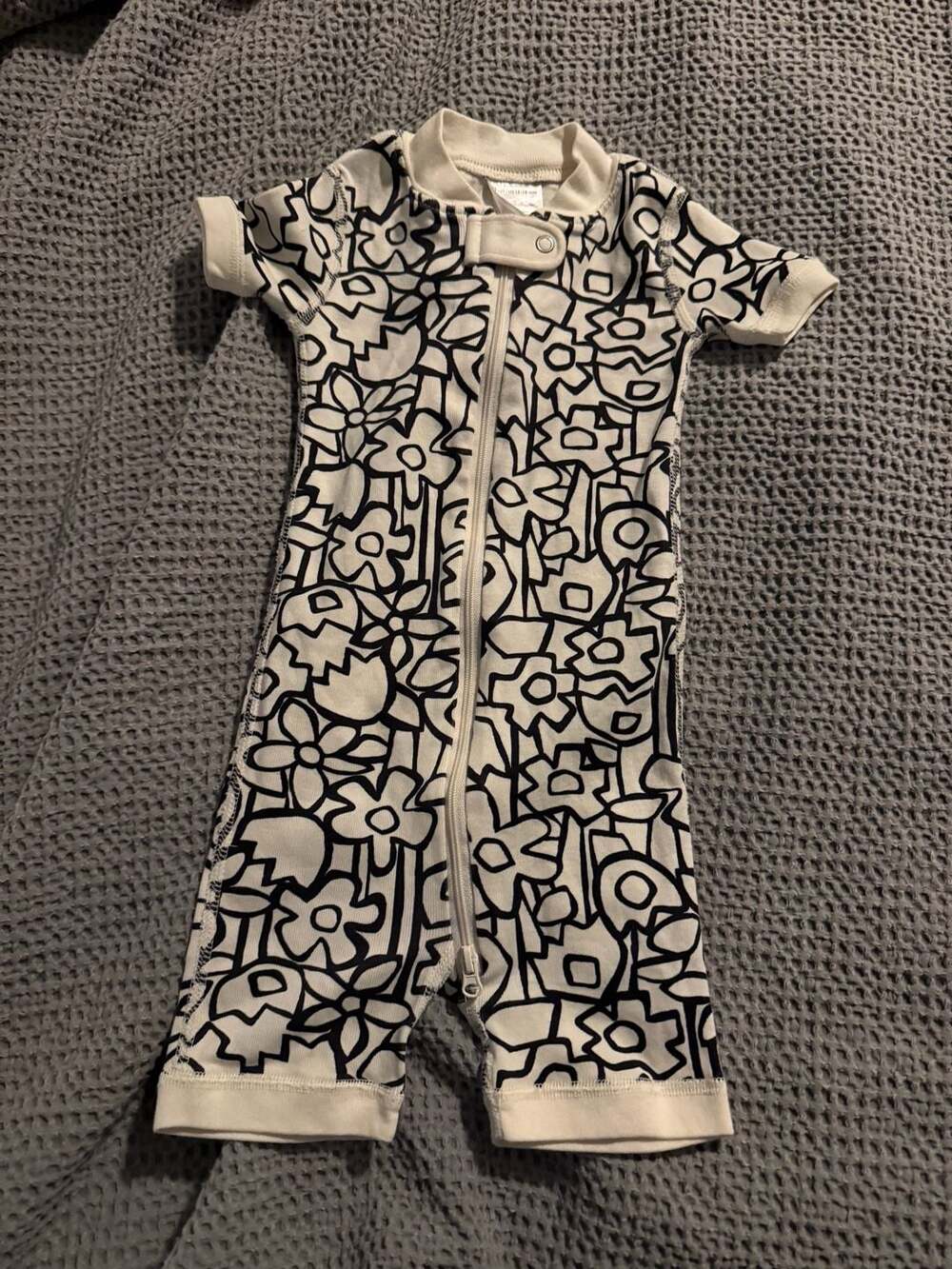 Hanna Andersson Black and White Floral Short Sleeve Romper 12-18 Months